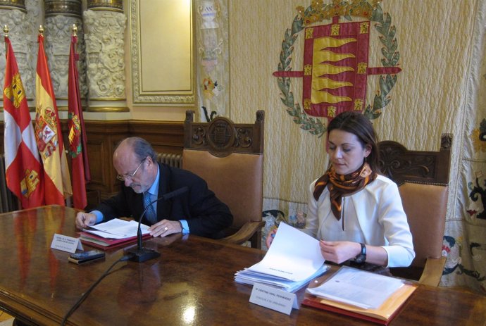 El alcalde de Valladolid lee un documento junto a Cristina Vidal