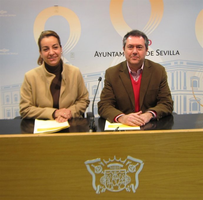 El portavoz municipal del PSOE de Sevilla, Juan Espadas, en rueda de prensa