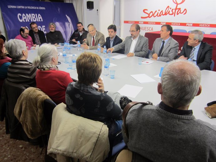 Javier Lambán en su reunión con entidades sociales en la sede del PSOE