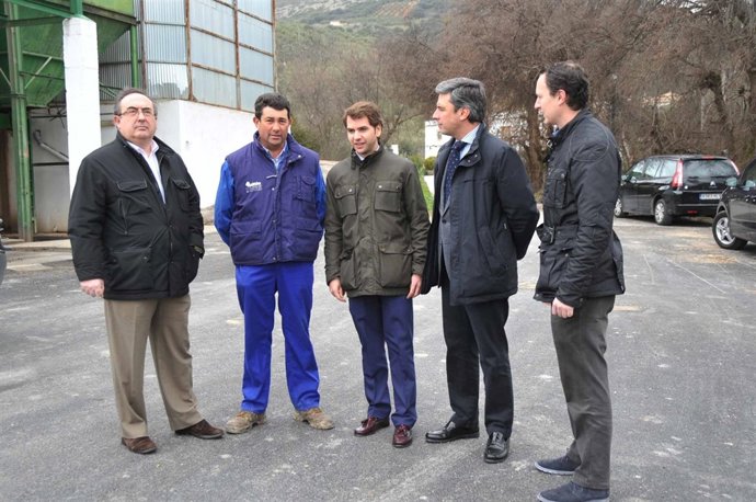 Lorite (2º dcha.) y Priego (centro) en la visita a Cabra