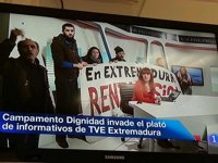 Activistas interrumpen el informativo de TVE Extremadura para pedir la renta básica