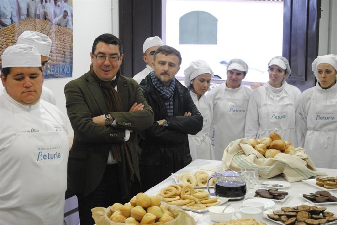 El delegado de la Junta en Huelva y el alcalde de San Bartolomé de la Torre. 