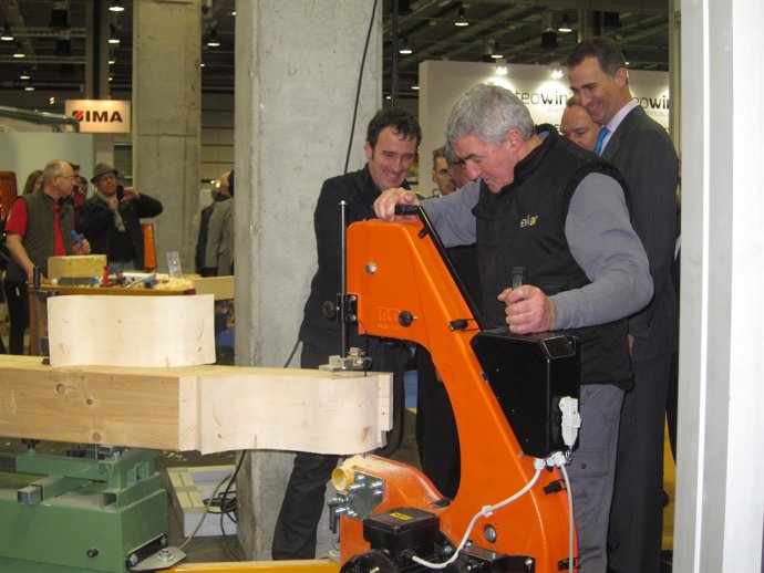 El Príncipe observa a un trabajador cortando madera en 'Nos vemos en Valencia'.