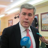 Fernández de Moya agradece la "brillante labor" de Sanz en tiempos "muy difíciles" y pide a Moreno un equipo plural