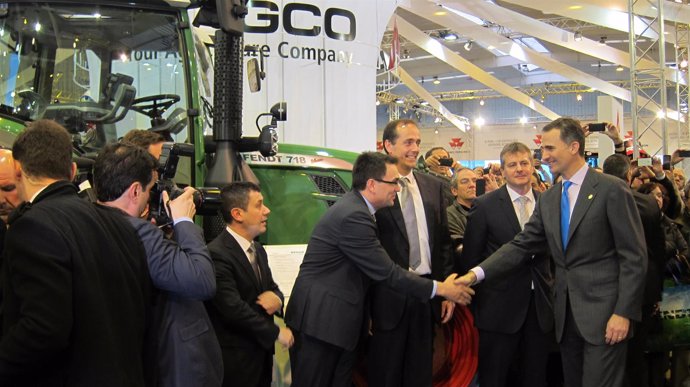 El Príncipe de Asturias saluda en uno de los stand de FIMA 2014