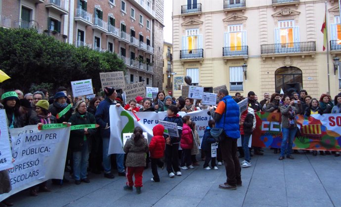 Concentración contra la supresión de aulas ante el Palau de la Generalitat