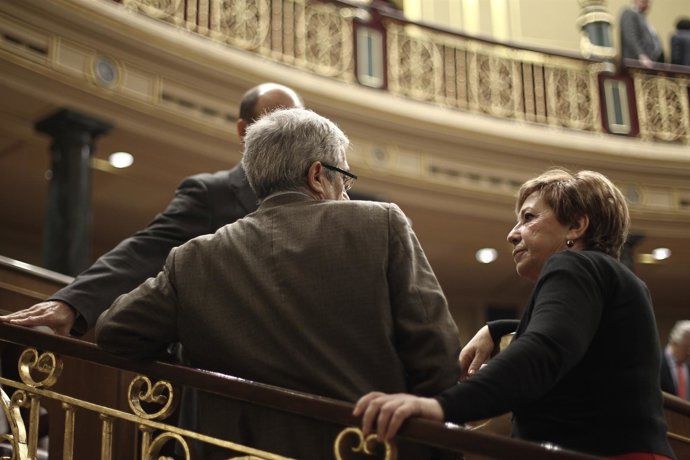 Celia Villalobos, hablando con Gaspar Llamazares
