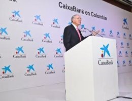 El presidente de CaixaBank, Iside Fainé, en la nueva oficina de Colombia