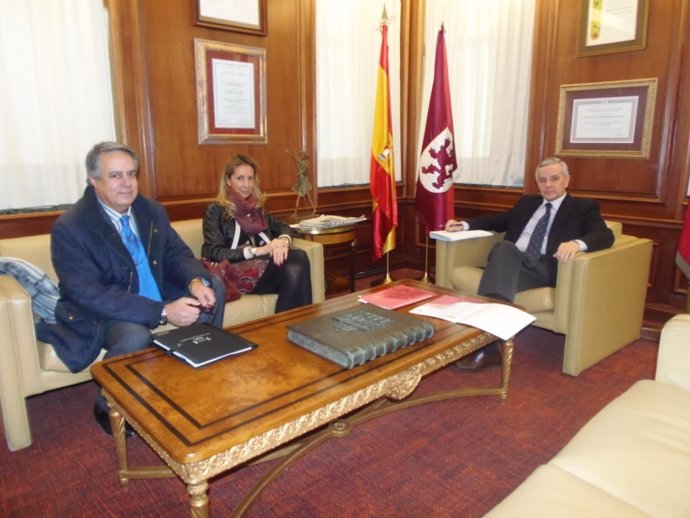 Visita de la directora del CRE de Discapacidad al Ayuntamiento de León