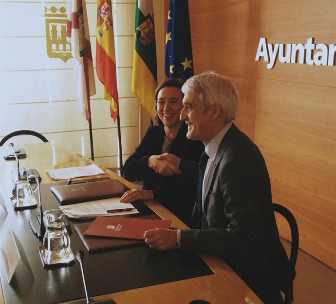 Gamarra y Arnáez se saludan tras firmar el convenio