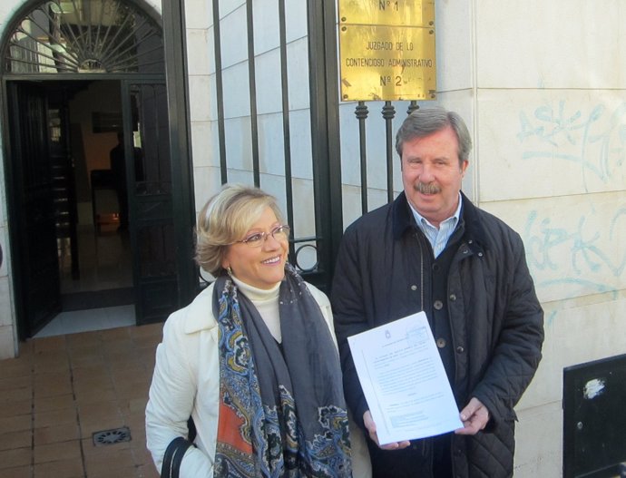 García Anguita (d), junto a Garvín, antes de atender a los periodistas.