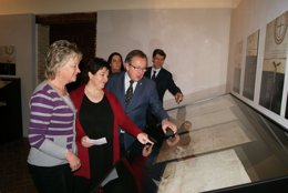 Las autoridades observan los pergaminos