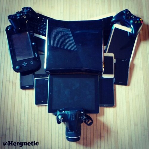 Corazón amor hecho con tecnología, gadgets, consolas, tablets, móviles, cámaras