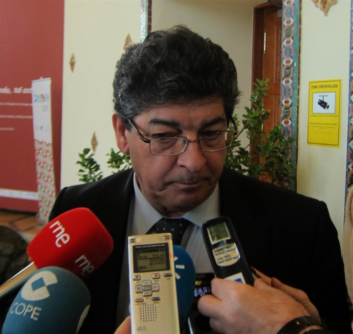 Diego Valderas, ante los medios