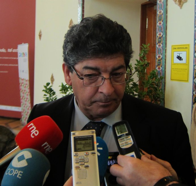Diego Valderas, ante los medios