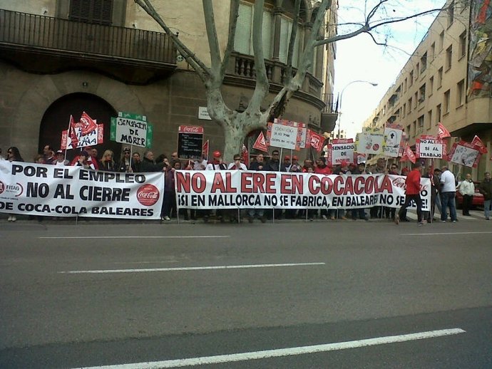 Trabajadores de la embotelladora de Coca-Cola en Palma