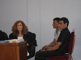 El acusado de matar a Rosa Galera, en primer plano, durante la primera sesión 