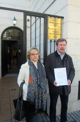 García Anguita, junto a Garvín, muestra la denuncia sobre el informe de fuentes.