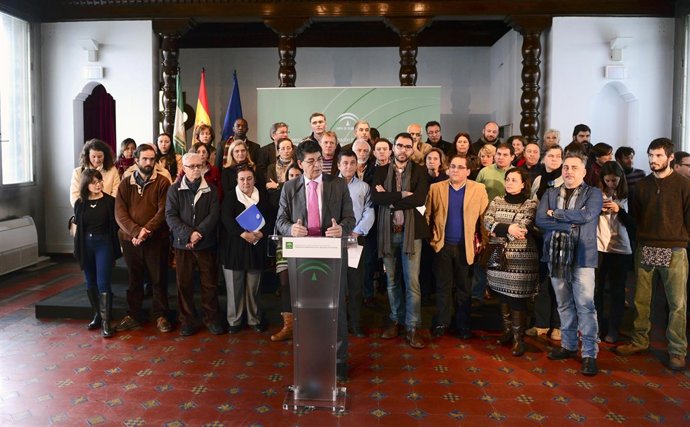 El vicepresidente de la Junta, Diego Valderas, con representantes de ONG