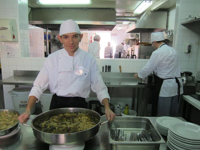 Uno de los alumnos del curso de cocina de la ONCE