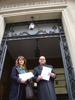 Shaw y Fernández muestran las denuncias presentadas al fiscal sobre fuentes.