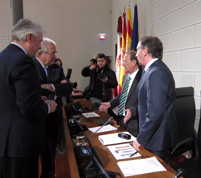 Beamonte, Sanmiguel, Llanas y Larqué hablando momentos antes del pleno