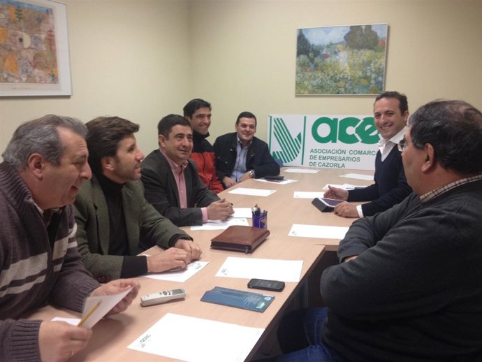 Reyes, en la reunión con empresarios de la comarca de Cazorla.