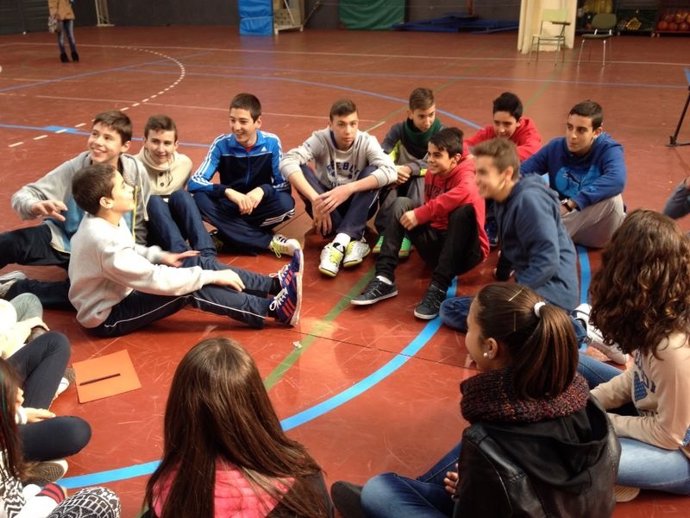 Adolescentes en una jornada de sensibilización ambiental  