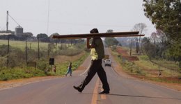 Un hombre cruza una carretera cercana a Canindeyú, en el este de Paraguay.