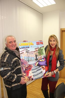 Cartel de los Carnavales de Laredo 2014 con el autor y la concejal Laura Recio