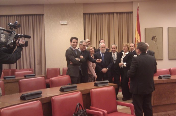 El ministro Miguel Arias Cañete, fotografiándose con diputados 