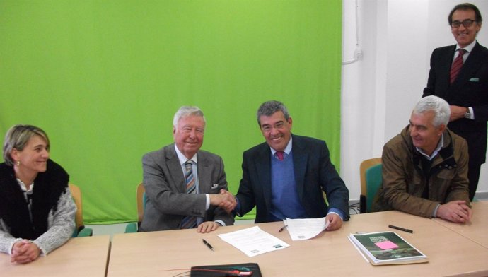 José Luis García Palacios y Agustín González Sánchez en la firma de dos acuerdos