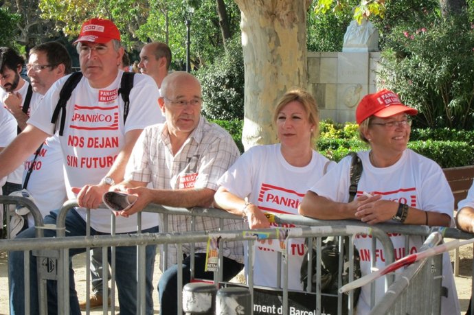 Concentración de trabajadores de Panrico ante el Parlament.