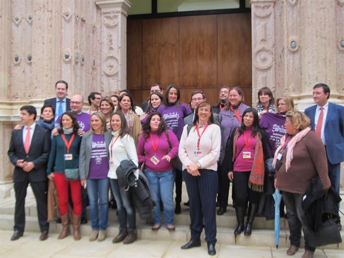 Parlamentarios populares andaluces con monitores educativos