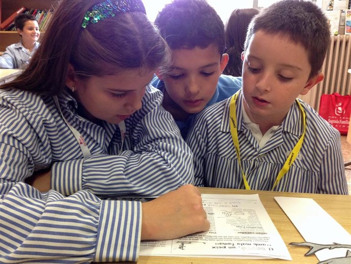 Alumnos mayores apadrinan a otros menores para mejorar la lectura