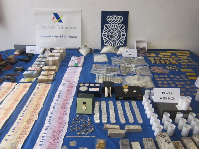 Algunos objetos incautados en la operación en casas de compraventa de oro