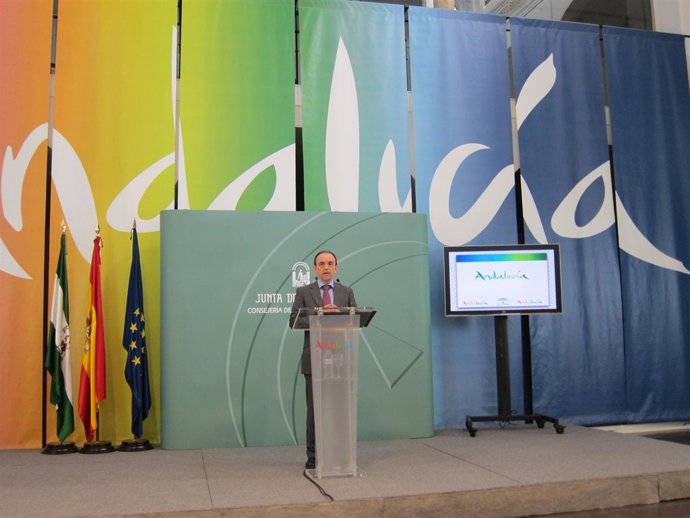 El consejero de Turismo y Comercio, Rafael Rodríguez, en rueda de prensa