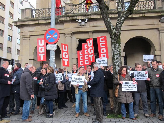 Concentración de UGT y CCOO ante la Delegación del Gobierno en Navarra