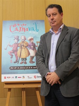 El consejero municipal de Cultura, Jerónimo Blasco, con cartel del Carnaval 2014