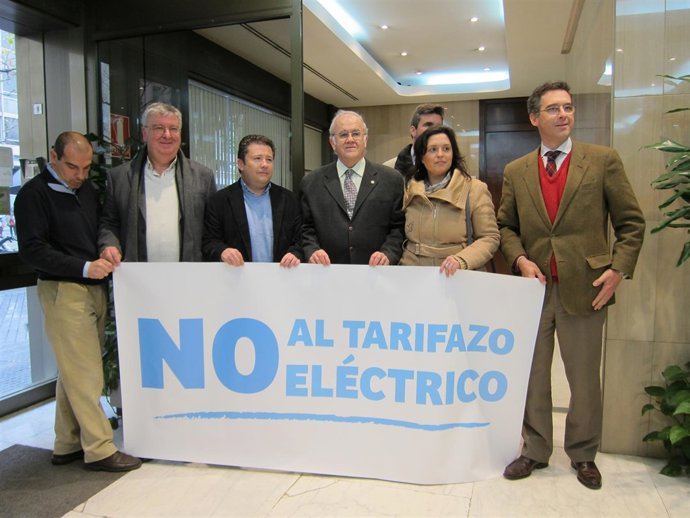 Del Campo (centro) y otros representantes de Feragua y Areda en la Caja Rural