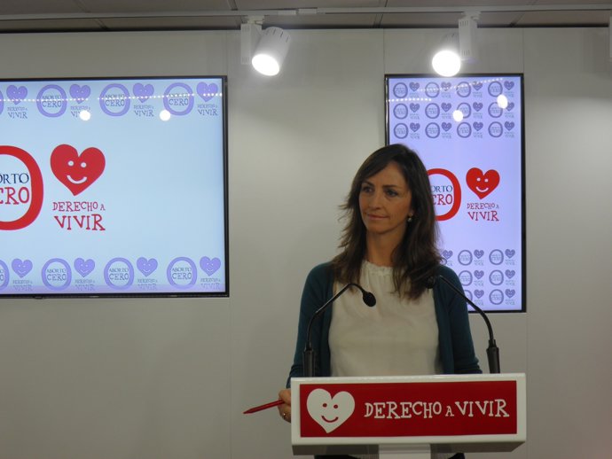 La portavoz de Derecho a Vivir, Gádor Joya, en la sede de la organización