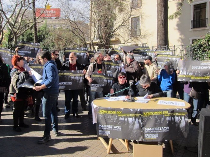 Rueda de prensa de 'Juntes sense por' frente al instituto Lluís Vives
