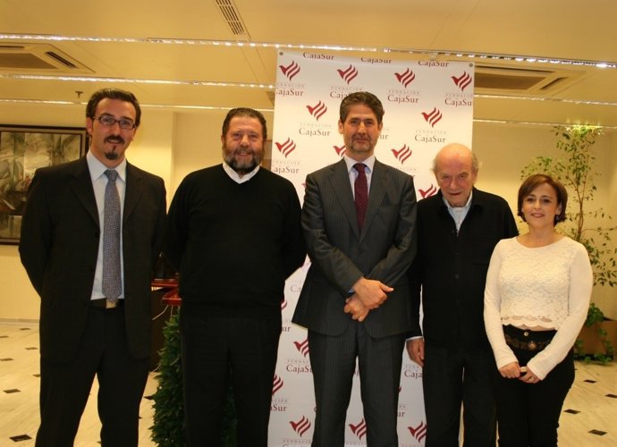 Cañadilla (centro), junto al alcalde (a su dcha.) y responsables de Iemakaie