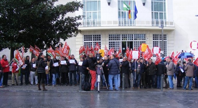 CCOO y UGT se concentran en Jaén ante los retrasos del Fogasa