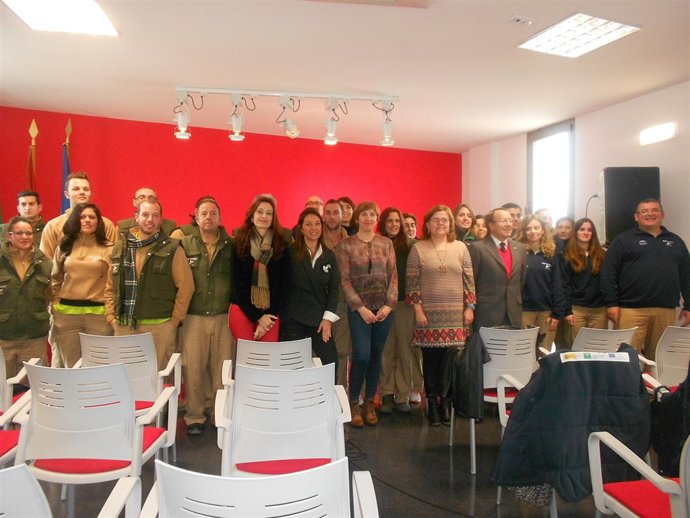 Ambrosio y Gómez con los participantes en el taller de empleo