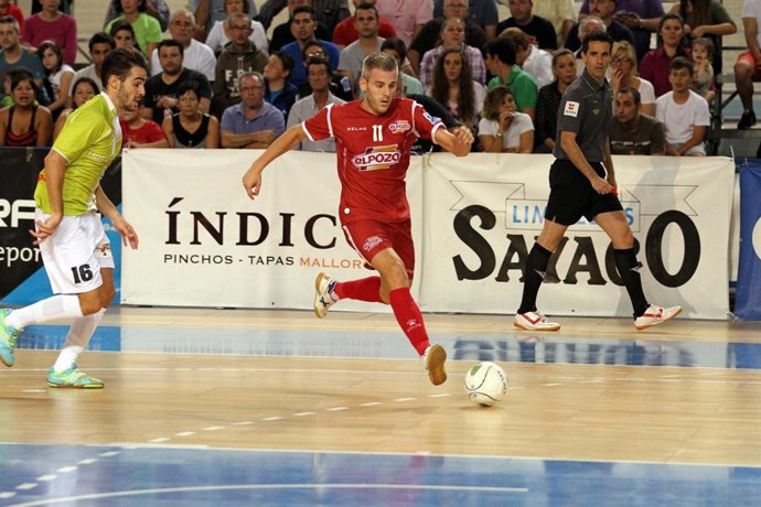 Miguelín perseguido por Chicho en el HL Manacor-ElPozo Murcia