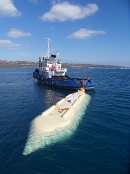 Contenedor modular flotante para el transporte de agua potable por mar.