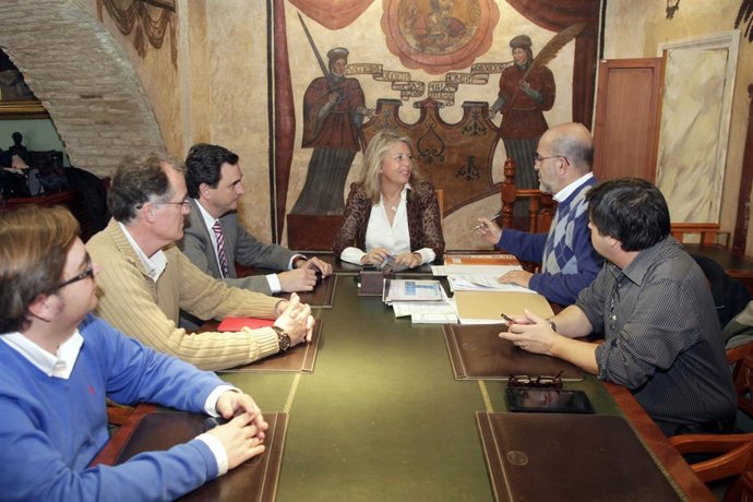 La alcaldesa de Mabella, Ángeles Muñoz, se reúne con taxistas de Marbellam