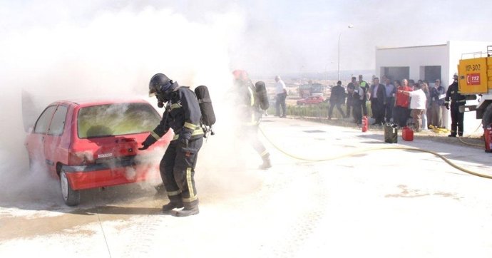 Bomberos realizando uno de los ejercicios prácticos del curso