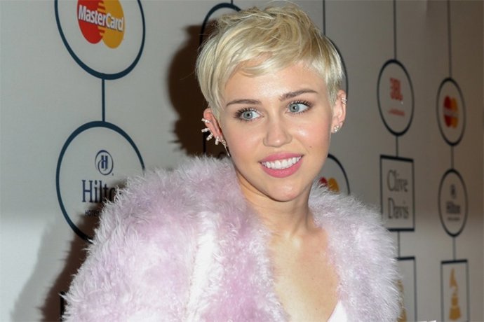 Miley busca en el baúl de los recuerdos 